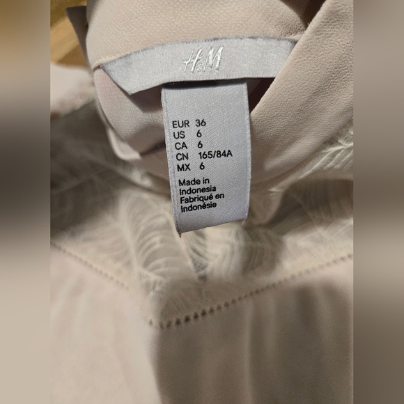 H&M | Gorgeous Flowy Blouse with a Lace Yoke, Size 6 - Picture 7 of 8